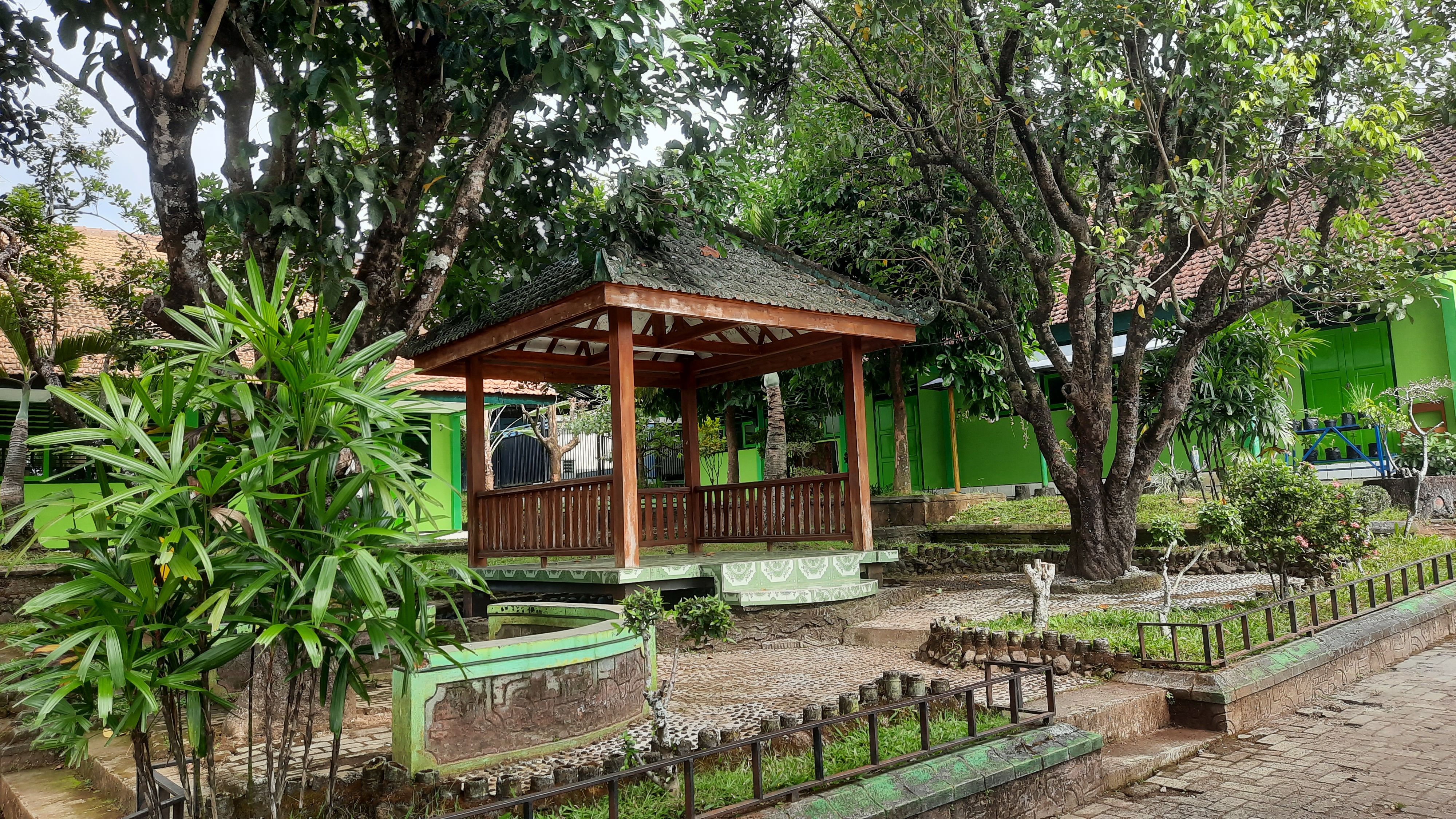 Gazebo dan Taman Tempat Belajar Outdoor