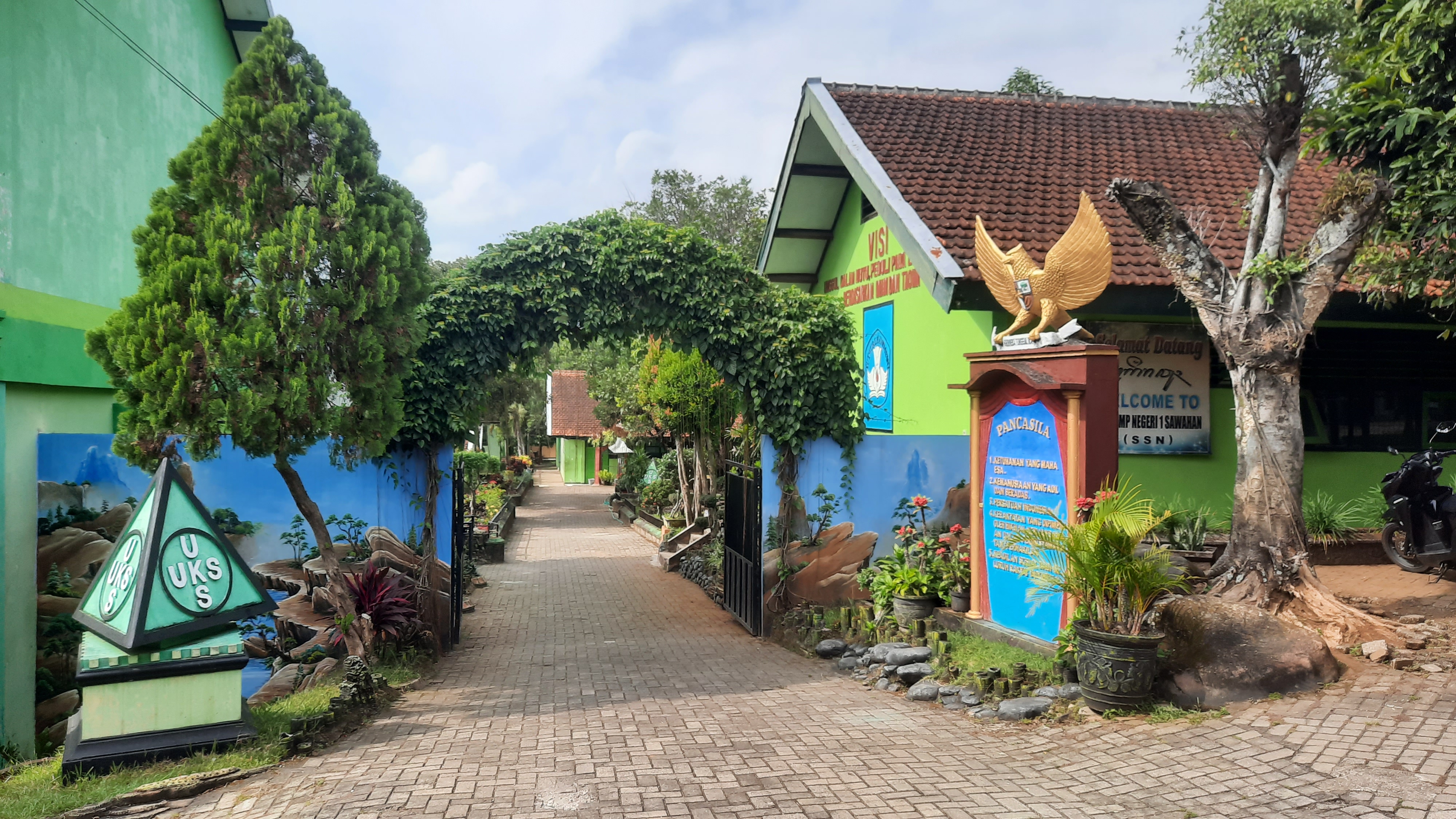 Lingkungan Akses Masuk Ke Sekolah yang Bersih dan Rindang