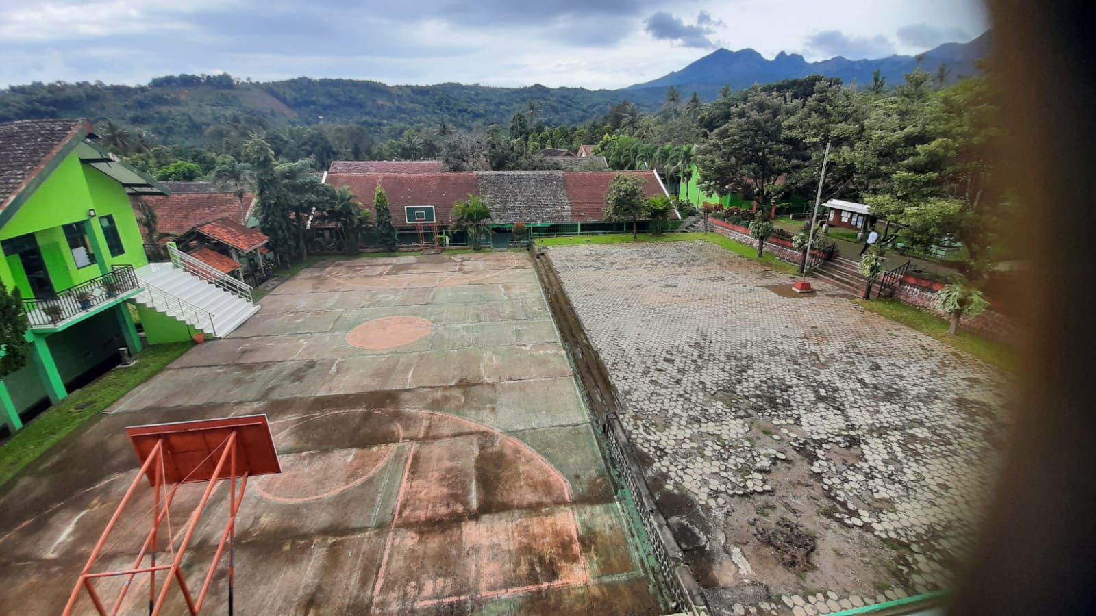 Lapangan Basket dan lapangan Voly