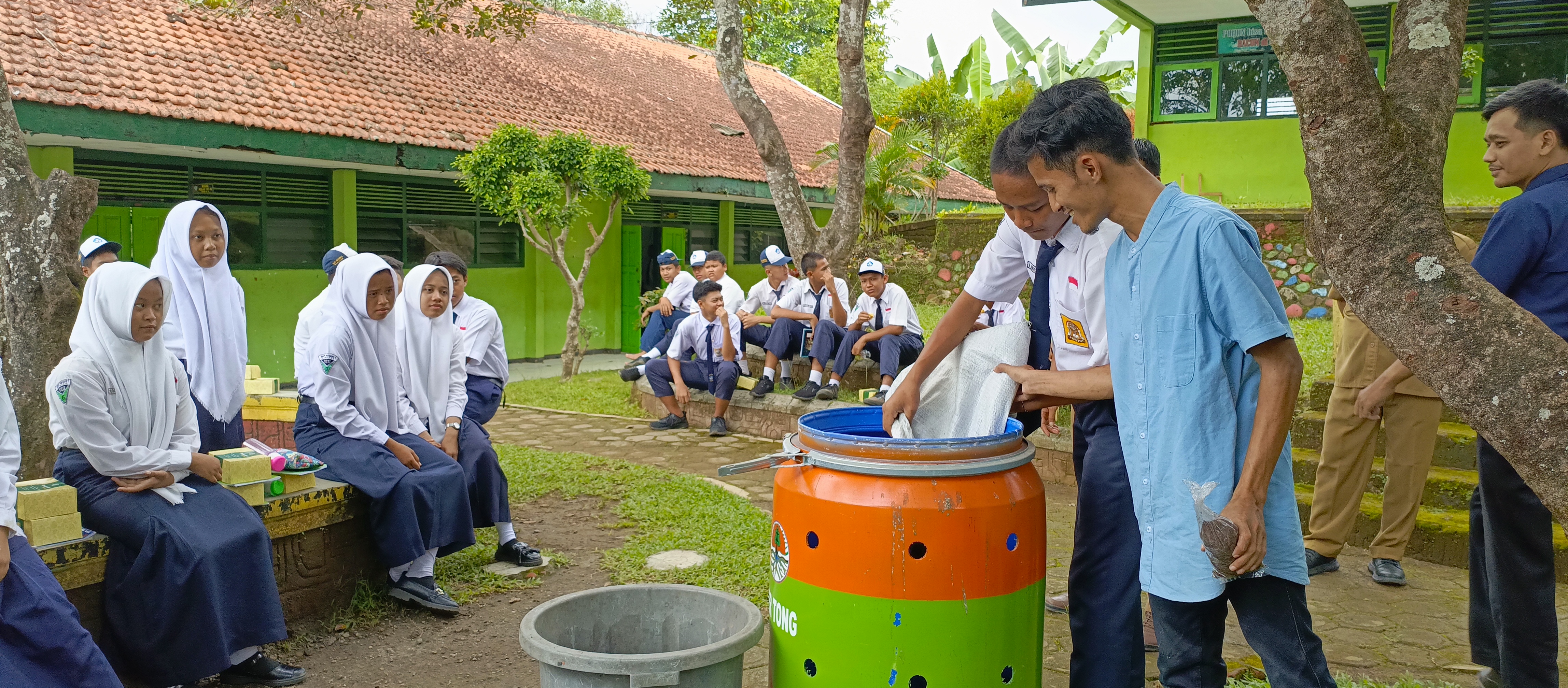 SMP Negeri 1 Sawahan Gelar Kegiatan Pembuatan Kompos sebagai Wujud Kepedulian terhadap Lingkungan