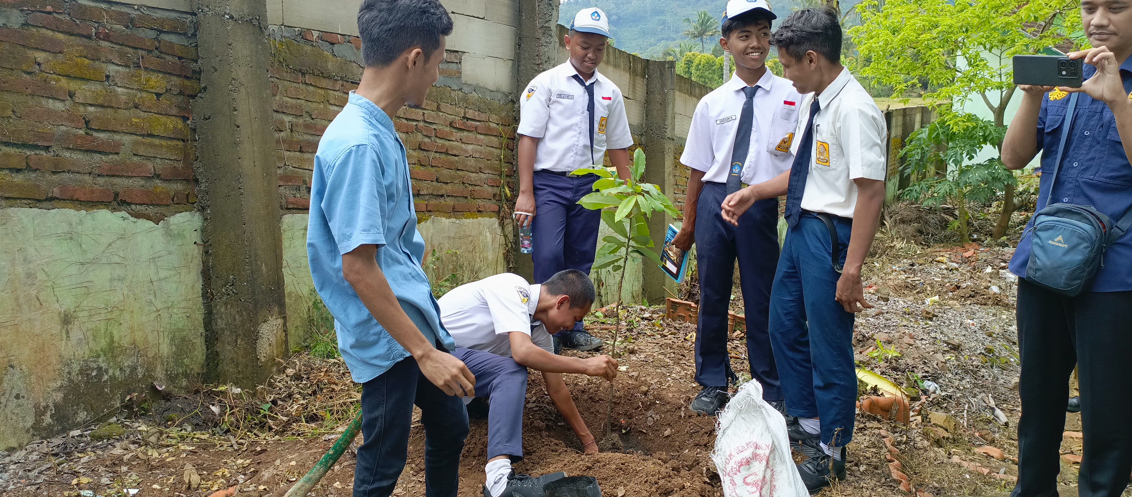 SMP Negeri 1 Sawahan Laksanakan Kegiatan Penanaman Pohon untuk Mendukung Program Adiwiyata